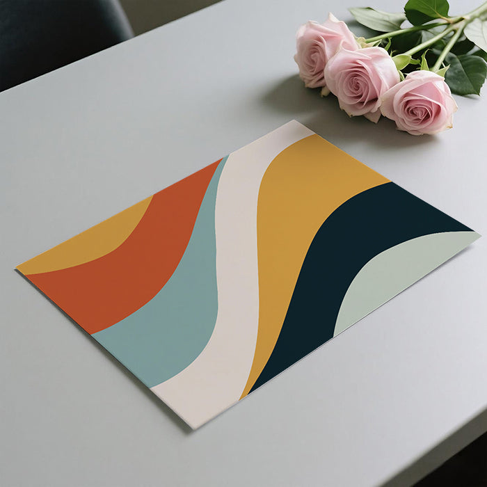Mural de papel pintado con rayas onduladas de estilo retro en una paleta de colores orgánicos de mediados de siglo.
