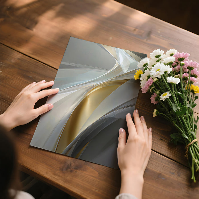 Murale con sfondo astratto dorato e bianco | Elegante arte a nastro metallico
